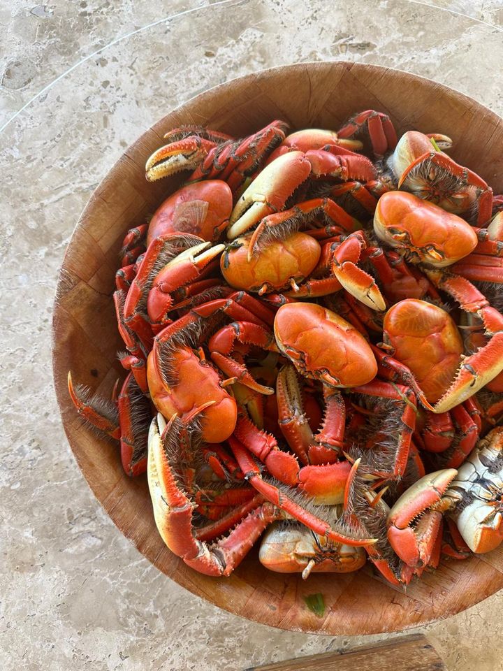 Caranguejada preparada pela cozinheira da casa