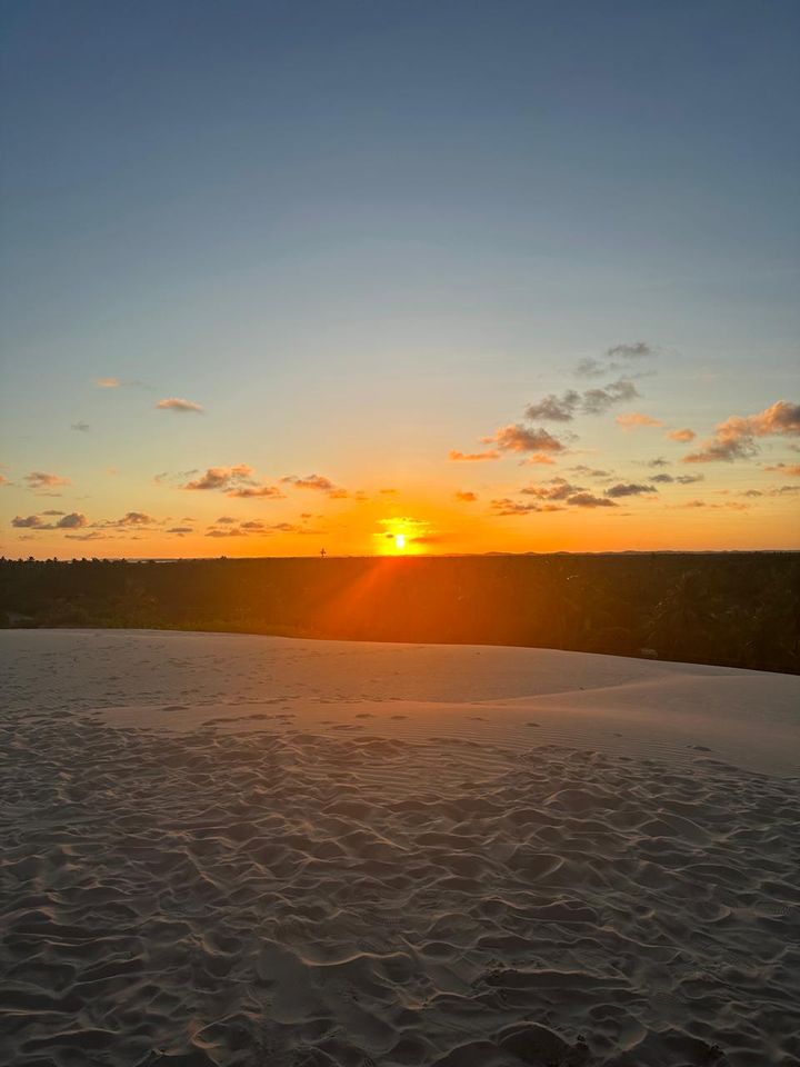 Pôr do sol nas dunas perto da casa
