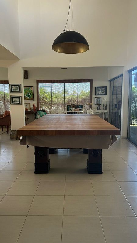 Mesa de sinuca na casa principal