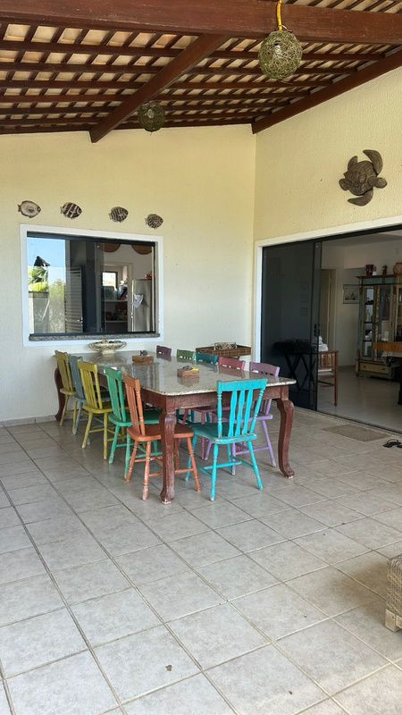 Varanda do café com mesa colorida