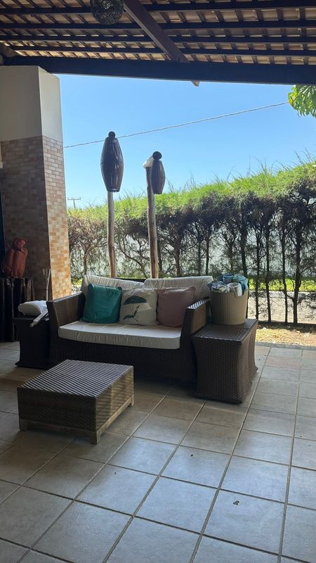 Varanda com sofás de frente para o jardim